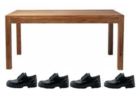 Mesa y zapatos