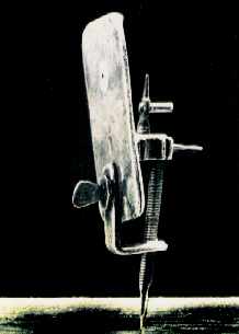 Microscopio de Anton Von Leeuwenhoek. Imagen tomada de http://www.isciii.es/htdocs/imagenes_museo/historia/edad_moderna/71_microscopio.jpg