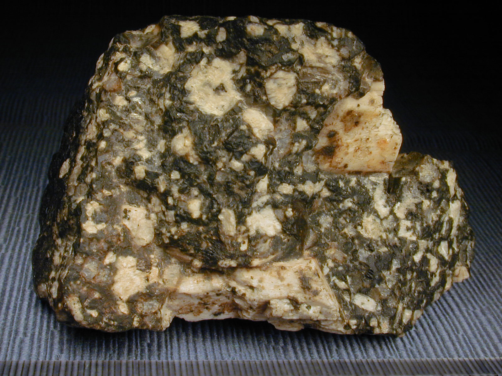 Prfido. Imagen tomada de http://www.montes.upm.es/Dptos/DptoSilvopascicultura/Edafologia/guia/Galeria/RocasGR/porfido2.jpg
