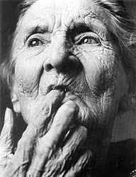 La mirada perdida es una de las caractersticas de los enfermos de alzheimer. Tomada de www.rnw.nl