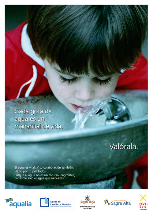 Nio bebiendo en una fuente