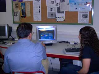 Fotografa de un profesor junto a una alumna utilizando el recurso Biosfera.