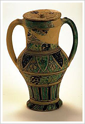 Jarra de cerámica decorada con técnica de “cuerda seca”(siglos XI-XIV), Museo Arqueológico Nacional (Madrid)