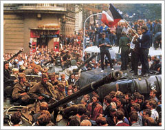 Manifestantes checoslovacos asaltan a los tanques soviéticos (1968)
