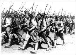 Tropas del Ejército Rojo en Jarkov durante la Revolución Rusa (1917). Banco de Imágenes del ISFTIC