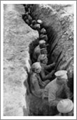 Soldados rusos esperando un ataque alemn (1917). National Geographic Magazine (Volumen 31)