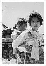 Dos hermanos ante un tanque M-26 en Haengju durante la Guerra de Corea (06/09/1951). National Archives an Records Administration of the United States