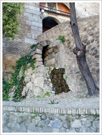 Cloaca romana en la ciudad de Toledo. María J. Fuente (col. particular, 2005)