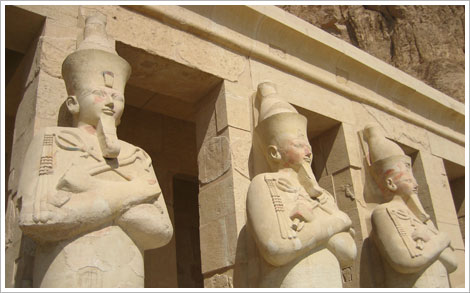 Columnas del templo funerario de la reina Hatschepsut en Al Deir Al Bahari. María J. Fuente (col. particular, 2006)