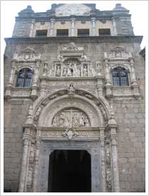 Entrada al Hospital de la Santa Cruz de Toledo (1504-1515), Enrique Egas. María J. Fuente (col. particular, 2004)
